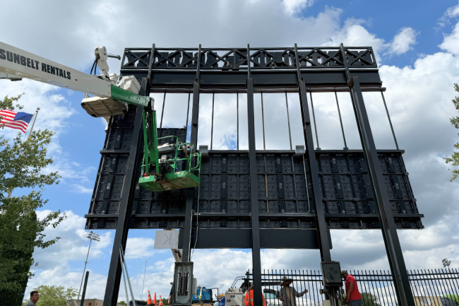 UberDisplays's tweet image. Happy October! The leaves aren’t the only thing changing this fall; here’s a before and after from our recent project at Brentwood Academy! Displays like this are always in season. 🍂🍁 #UberDisplays #LEDInnovation #GameDayReady #HighSchoolFootball