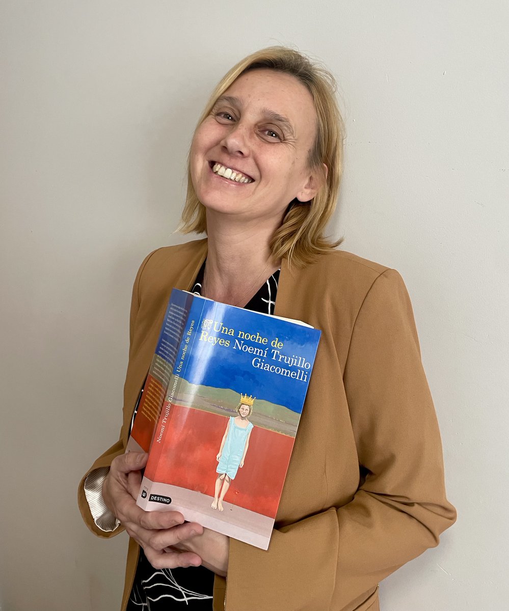 "Siempre que regreso a <a href="/laietana/">laie</a>  subo a la cafetería, me siento en la misma mesa, la segunda a la izquierda de las escaleras, y me digo a mí misma que es increíble lo rápido que pasan los años." #UnanochedeReyes @eddestino <a href="/Planetadelibros/">PlanetadeLibros</a> Allí nos conocimos <a href="/VilaSilva/">Lorenzo Silva</a> y yo...