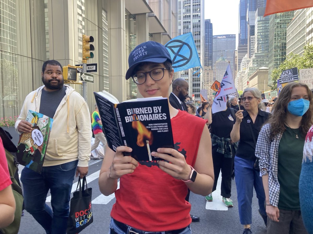 My new book #BurnedByBillionaires was the 🔥hot topic🔥at the Make Billionaires Pay march in NYC. Read it and put out the flames. On shelves TOMORROW: thenewpress.org/books/burned-b…
#MakeBillionairesPay