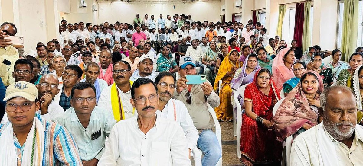 BSBaghelINC's tweet photo. आज “संगठन सृजन अभियान” के तहत राजनांदगांव जिला कांग्रेस कमेटी के AICC पर्यवेक्षक श्री चरण सिंह सापरा जी, सह पर्यवेक्षक पूर्व मंत्री श्री उमेश पटेल जी, विधायक कसडोल श्री संदीप साहू जी एवं श्री बीरेश ठाकुर जी के उपस्थिति में आयोजित महत्वपूर्ण बैठक में शामिल हुआ। https://t.co/tLsf1A4PA5