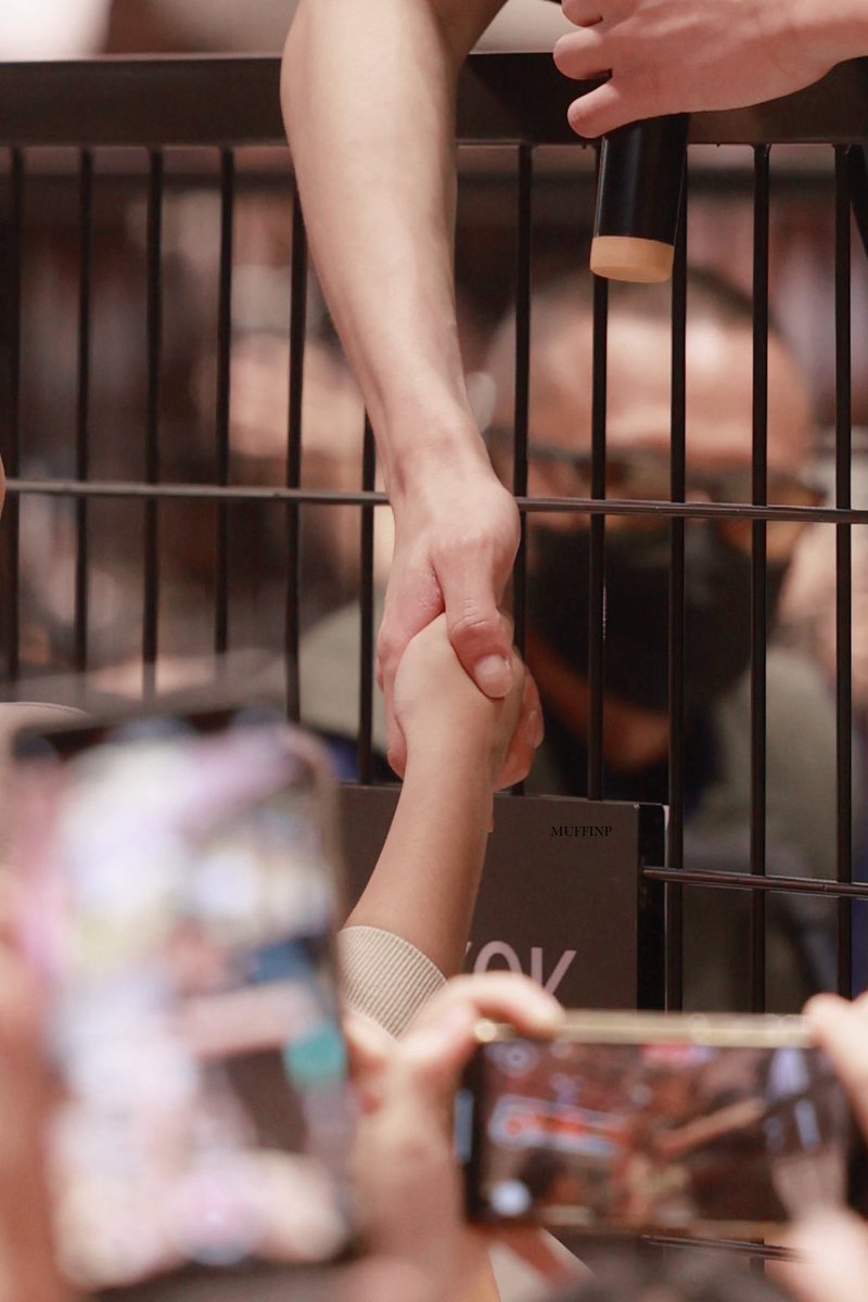 พี่กิ้นกับแฟนคลับตัวจิ๋วน่ารักจังเลยน๊า เมื่อก่อนพี่ก็ตัวจิ๋วแบบนิ้ ตอนนี้กำลังจะ2.6ขวบแล้วคับ เติบโตมาเป็นคนเก่ง🤍

#Happy26thBILLKINDay