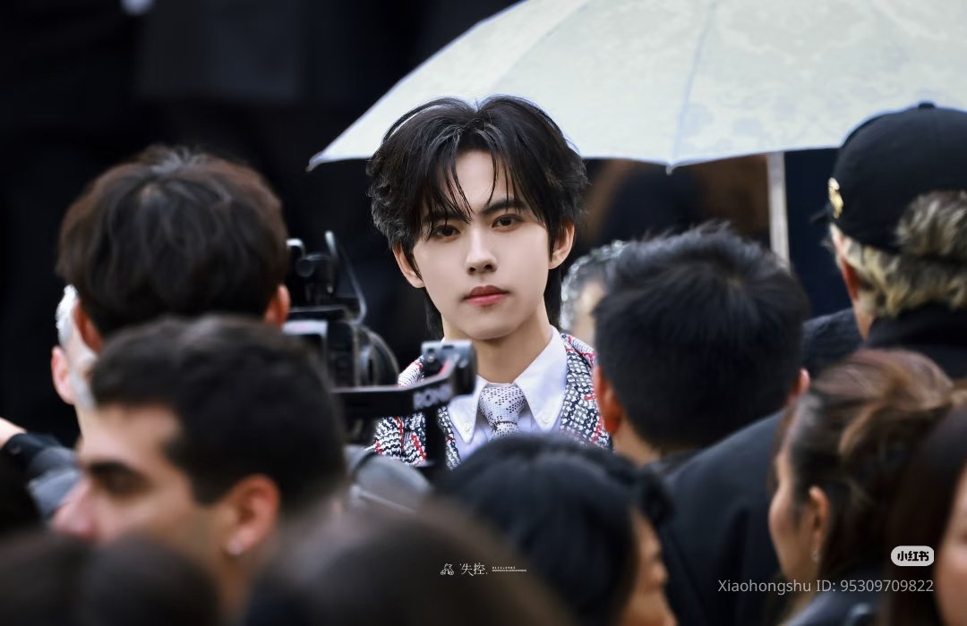 in the midst of the crowd, we are proud of you 

#LiuxuanchengxThomBrowne 
#ThomBrowneSS26 
#LiuXuanChengParisFashionWeek