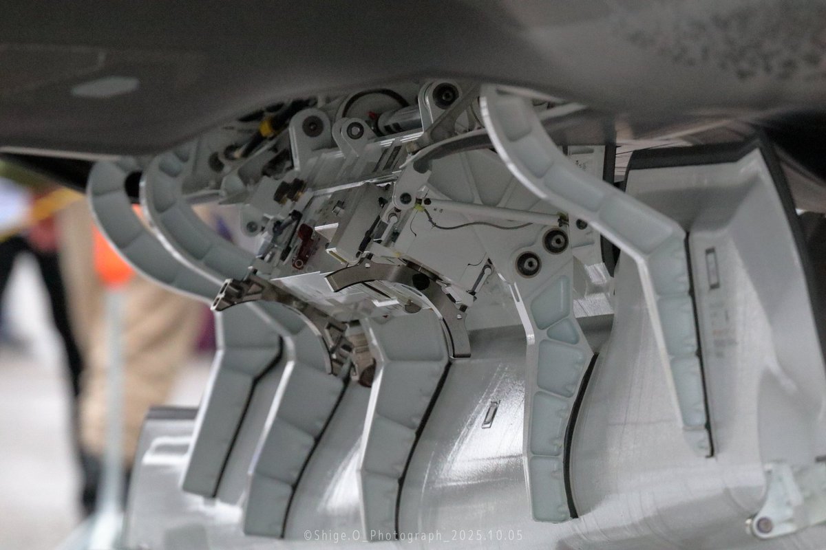 kendai11's tweet image. F35のお腹のカバーオープン⤴️
#F35Lightning
#小松基地航空祭2025