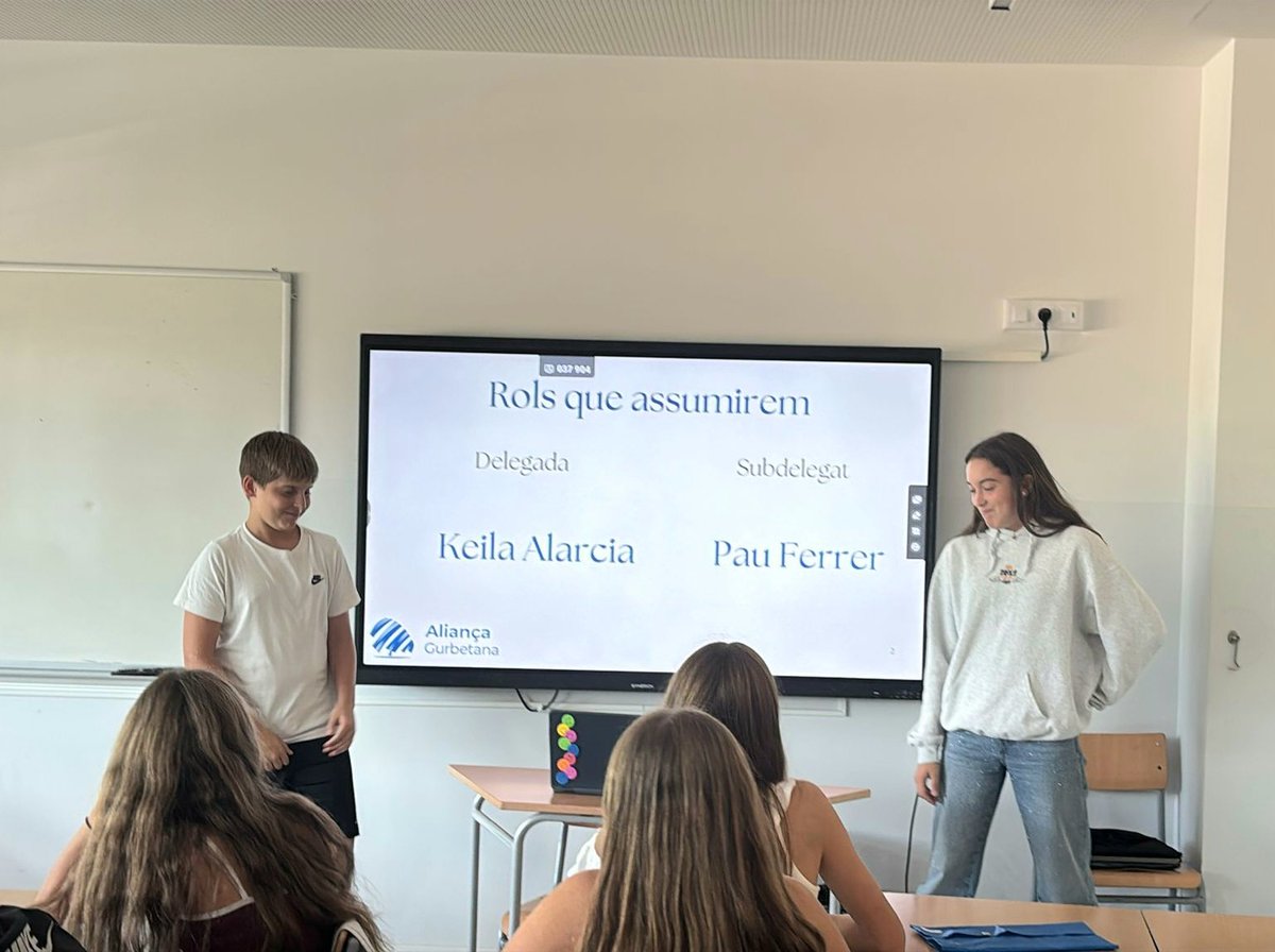 Aquests dies, des de les tutories de grup, hem anat treballant els rols i els valors dels delegats i delegades de classe. Després de parlar-ne i de reflexionar-hi, alguns nois i noies s'han ben engrescat a presentar les seves candidatures. Molta sort i encerts per a tot el curs!