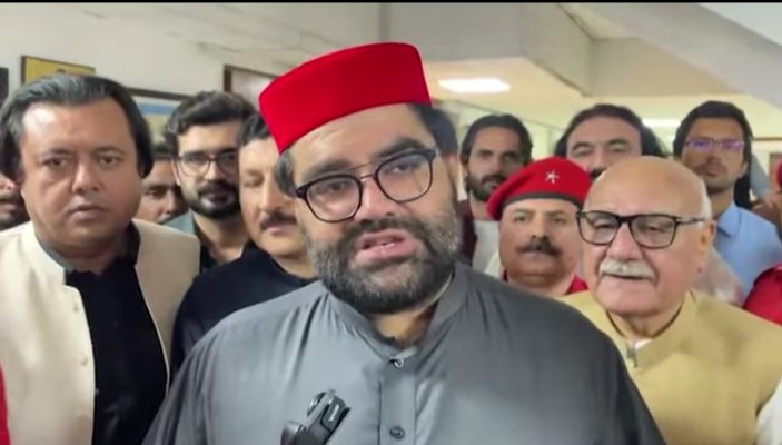 MianTahir777's tweet photo. محسن نقوی کو معلوم ہونا چاہیے کہ وہ اپنے آقاوں کی خاطر آگ کے ساتھ کھیل رہا ہے۔
ہم جیل سے نہیں ڈرتے میں اسی خاندان سے ہوں جو جیل سے ڈرتا نہیں ہم اپنے موقف پر ڈٹے رہیں گے۔ باچا خان اور ولی خان کے خون کو جیل یا خوف سے دبایا نہیں جا سکتا۔
 ایمل ولی خان, #ایمل_کے_ڈر_سے_اجلاس_ملتوی https://t.co/jAtNKGVemc