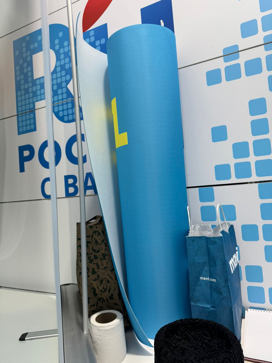 Bu iki fotoğraf tarihten ibret almayanlara bugün bir ders daha anlatır. İlk fotoğraf Ankara Kitap Fuarının ilk günü, ikincisi ise bugüne ait #Rusya standının fotoğraflarıdır.

#Rusya'nın asırlardır değişmeyen "halkların cehennemi" özelliğini çarpıcı bir şekilde yüzümüze vuran