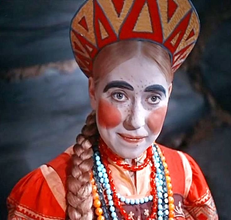 Rusové se rychle vrací do minulosti a hromadně kupují kokošníky (ta kktina co má na hlavě)

Počet dotazů na tento doplněk prudce vzrostl v ruských vyhledávačích po Putinově vystoupení ve Valdaji, kde prohlásil, že Rusky začaly nosit kokošníky dokonce i do barů – což znamená, že