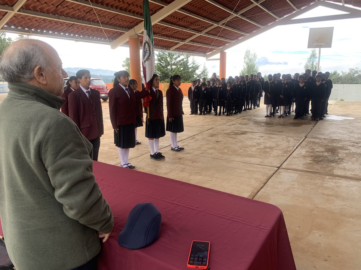 SUPPEDROGMEZ1's tweet photo. Con entusiasmo, respeto y admiración alumn@s, docentes y director de la OFTV Vicente Guerrero de San Antonio del Rincón rendimos los honores correspondientes a nuestra Bandera Nacional. https://t.co/pUujgIt70v