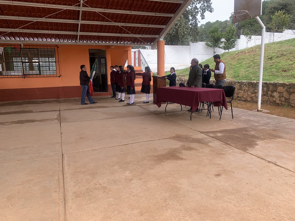 SUPPEDROGMEZ1's tweet photo. Con entusiasmo, respeto y admiración alumn@s, docentes y director de la OFTV Vicente Guerrero de San Antonio del Rincón rendimos los honores correspondientes a nuestra Bandera Nacional. https://t.co/pUujgIt70v