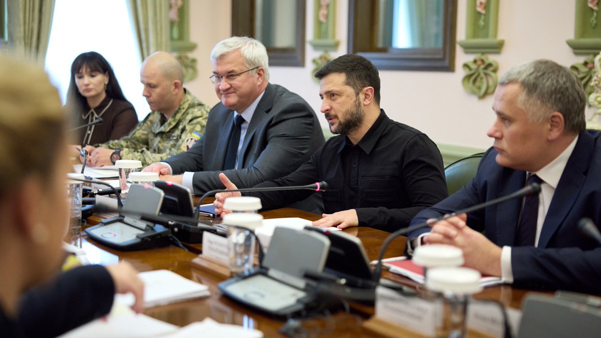 Провів зустріч із Прем’єр-міністеркою Литви Інгою Ругінєнє. Це її перший закордонний візит, і дуже цінно, що саме до України. Справжній знак підтримки.

Говорили про все, що зараз критично важливо: подальшу оборонну допомогу, спільне виробництво зброї та інвестиції в український