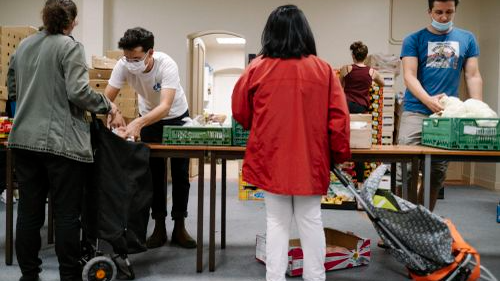 France3Paris's tweet image. "Je ne sais pas comment je vais payer les salaires", manque de financement public, absence de visibilité budgétaire, les associations de solidarité au bord de la rupture
france3-regions.franceinfo.fr/paris-ile-de-f…
#solidarite  #manifestation #associations #crise #exclusions @FedeSolidarite
