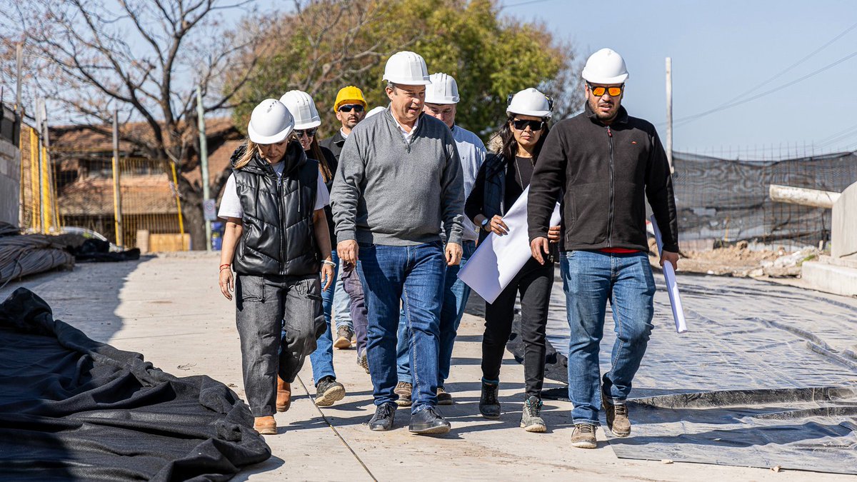 CascallaresPJ's tweet photo. ¡SE VIENE LA APERTURA DEL PASO BAJO NIVEL DE CALZADA!

🏗️🚧 En el marco de la etapa final de la construcción del Paso Bajo Nivel de la calle Presidente Perón en Rafael Calzada y en ese marco avanzaremos con el hormigonado de las calles aledañas.

🚦🚊 Para ello en las próximas horas se limitará temporalmente la circulación en el Paso a Nivel (PAN) de Perón, desviando el tránsito hacia el Paso a Nivel de la avenida San Martín (Arco de Calzada) y hacia los dos PAN de Claypole.

⚠️👷 Mientras tanto la obra del Paso Bajo Nivel de la calle Dihel en Longchamps también se encuentra cerca de su apertura definitiva.

#BrownConVos