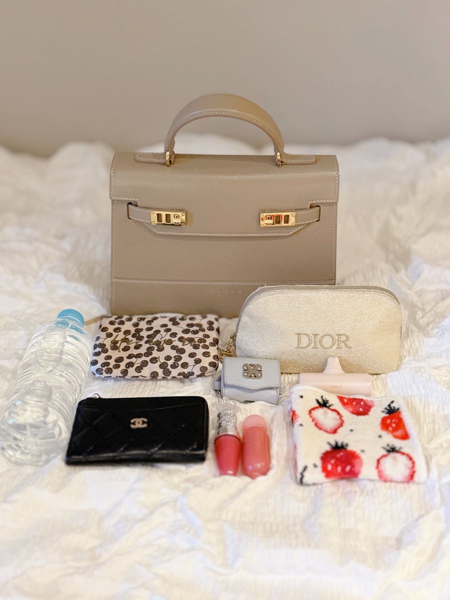 cheriecherrry_'s tweet photo. TEDDY BLAKEのこのバッグ、荷物がどのくらい入るかはこんな感じです🪄︎︎
ペットボトルは底に横に寝かせたら500mlが余裕で入る&amp;大きめポーチやお財布AirPodsハンカチetc必要なものはほぼ入るので荷物が多い人におすすめ🪿⟡.· https://t.co/vXBsAuMgSW