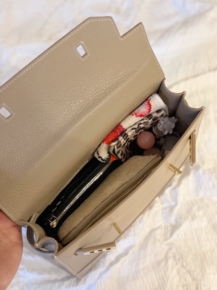 cheriecherrry_'s tweet photo. TEDDY BLAKEのこのバッグ、荷物がどのくらい入るかはこんな感じです🪄︎︎
ペットボトルは底に横に寝かせたら500mlが余裕で入る&amp;大きめポーチやお財布AirPodsハンカチetc必要なものはほぼ入るので荷物が多い人におすすめ🪿⟡.· https://t.co/vXBsAuMgSW