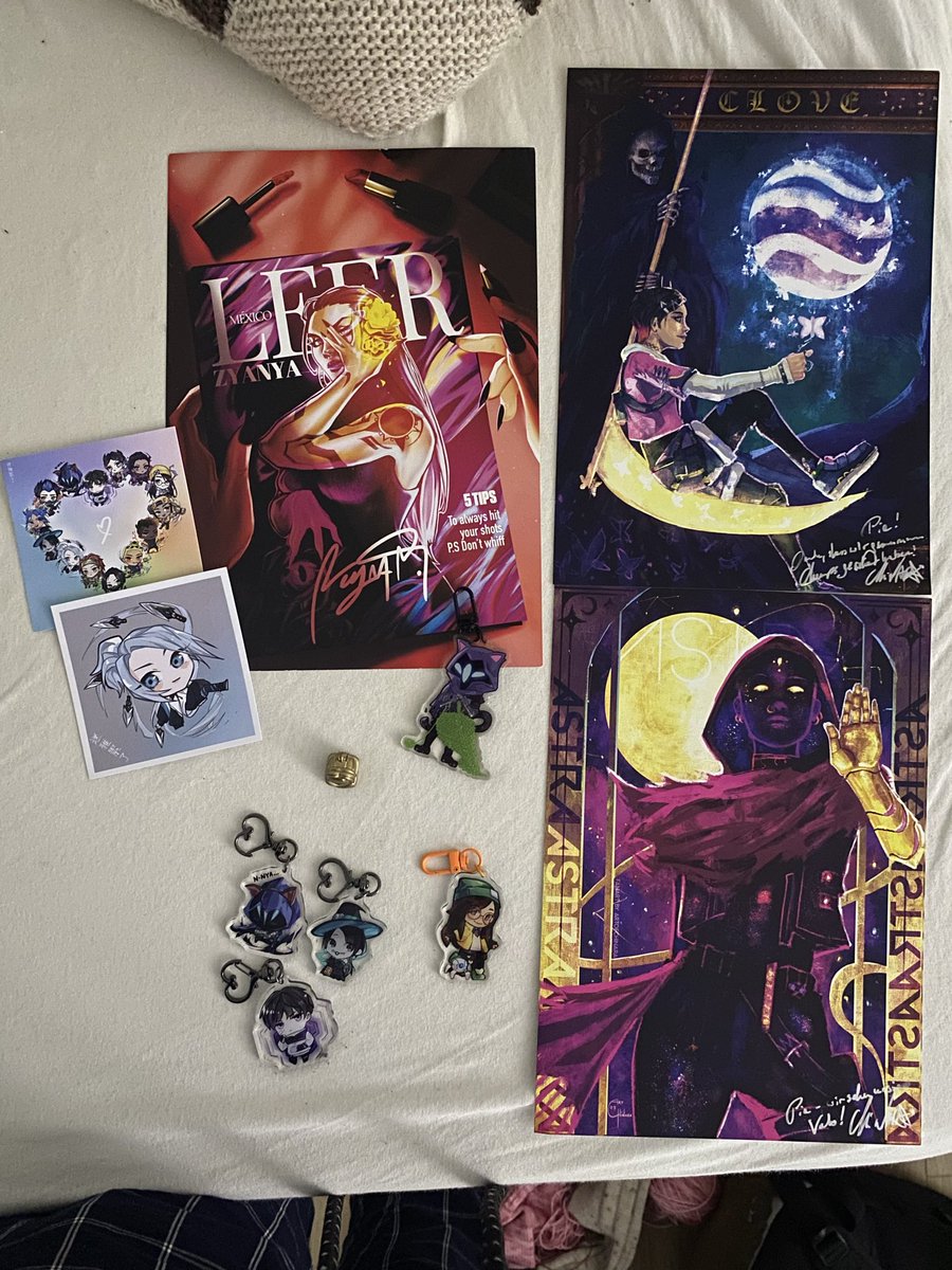 piaavlr's tweet photo. ✨art haul from paris! ✨
thanks to my lovely artist friends who gave me most of these for free 🥺🥺 please check them out! from bottom right: @artofchinara, @Burlesca_Art @qiseki, @Sunfwer_JiHu, @pxpigments https://t.co/LscVK4paGy