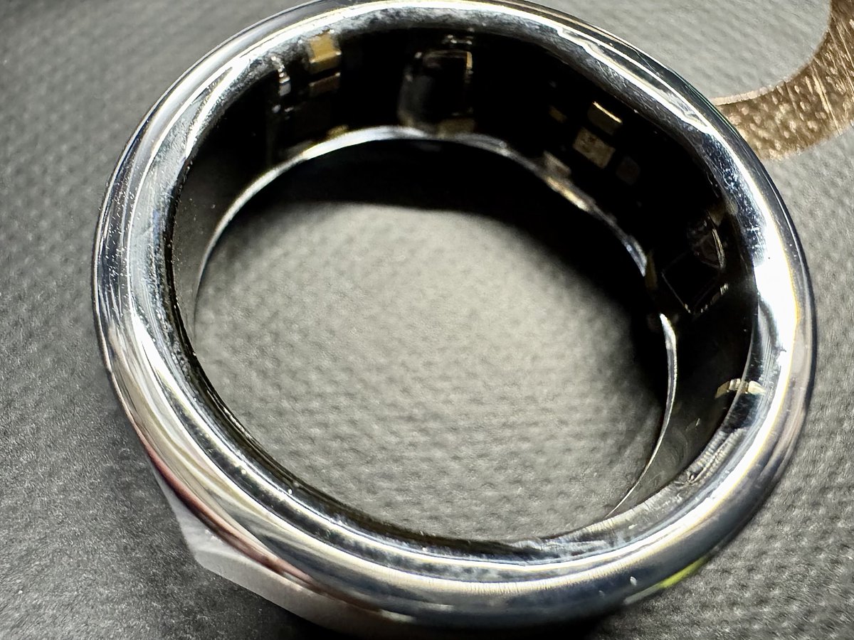 CYCLEOSHOW's tweet image. これまでAppleWatchで各種データやらをとっていたが、睡眠時は違和感があり過ぎだったので、スマートリングを購入。性能とコストのバランスからFOSMETにしたが、さて、使えるガジェットだといいなぁ。