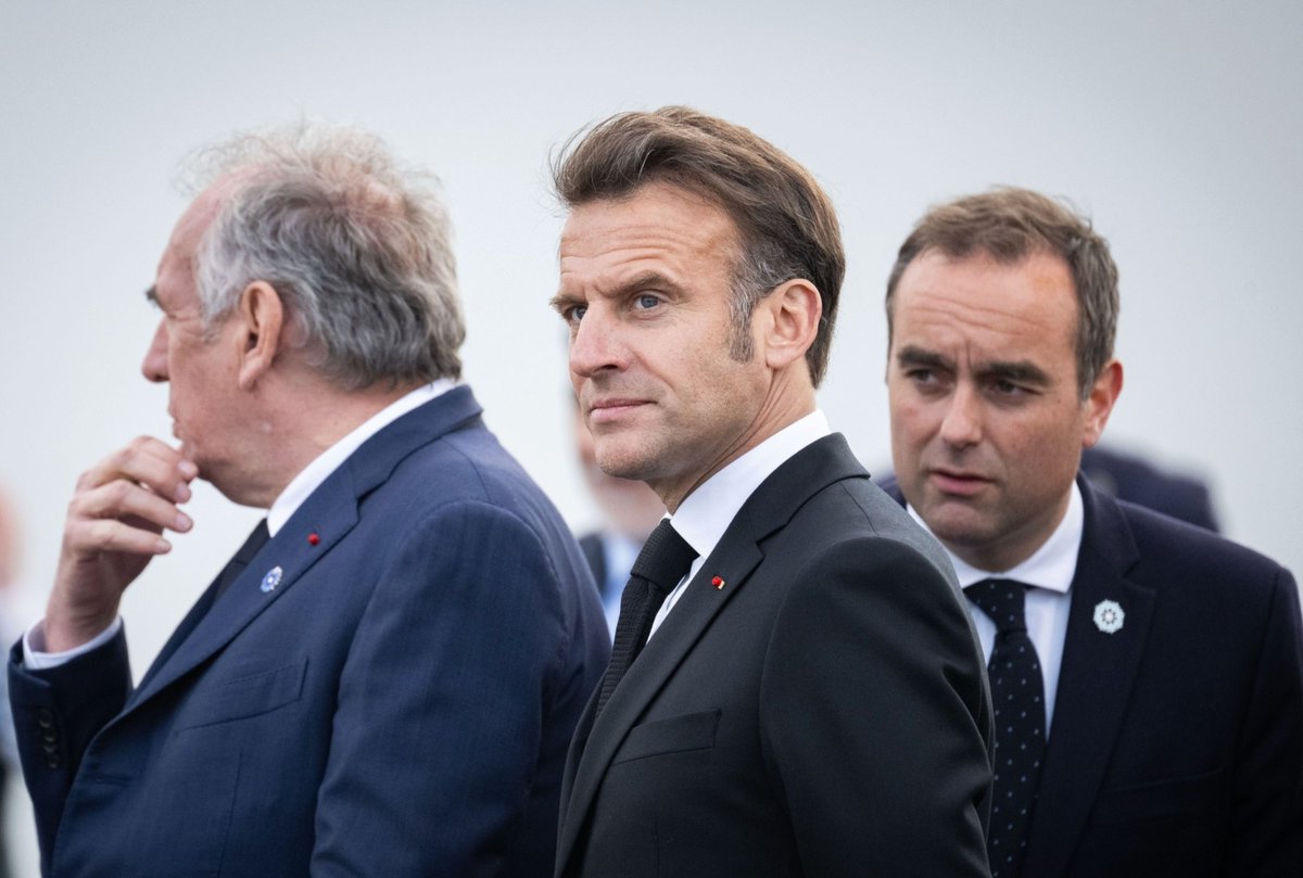 Villepin's tweet photo. LE PRÉSIDENT DE LA RÉPUBLIQUE À L'HEURE DE VÉRITÉ

La démission de Sébastien Lecornu prend acte de l’effritement et du rétrécissement du socle commun, avec la défection annoncée des Républicains.

La responsabilité de cet effondrement intérieur, si elle doit beaucoup à la stratégie erratique des Républicains, incombe en définitive au Président de la République, et à lui seul. Par orgueil, il a utilisé les divisions du Parlement né de la dissolution dans un seul but : ne rien changer à la politique qu’il mène depuis huit ans. L’Elysée est devenu le palais des totems et des tabous où se conduit, telle l’offensive Nivelle, la politique de l’offre et du ruissellement.

C’est par conséquent le président de la République, et lui seul, qui détient les clés de l’apaisement ou du chaos.

Je répète depuis juillet 2024 que l’esprit de la Ve République imposait à un président affaibli d’acter la volonté des Français d’une cohabitation et la nécessité d’une coalition construite sur un contrat clair et préalable. C’est désormais impossible, tant la confiance a été rompue.

C’est à lui de parler et d’agir. Sans diversions. Sans illusions. Sans délais. Même s’il n’a plus devant lui que de mauvais choix.

Un nouveau gouvernement du même acabit, dans l’idée de passer en force par le recours aux ordonnances en vertu de l’article 47, serait un entêtement et une provocation. Un référendum serait une diversion électorale qui ne ferait qu’amalgamer les colères. La démission du Président nous ferait entrer dans une crise de régime – courageuse hier, elle serait piteuse aujourd’hui. Une nouvelle dissolution, au milieu de toute cette colère, serait certes la voie la plus démocratique, mais certainement  la chronique d’une faillite annoncée, conduisant soit à un plus grand chaos encore, soit à l’aventure identitaire, sécuritaire et autoritaire, qui mènerait inévitablement à la vassalisation de notre pays.

Reste la moins mauvaise des mauvaises solutions : signaler la prise de conscience de sa responsabilité dans un message solennel aux Français, et désigner une personnalité qualifiée, respectée et d’apaisement, hors du champ partisan et sans ambition présidentielle, chargée de travailler avec toutes les forces du front républicain. Le Président doit accepter que la politique soit menée à l’Assemblée et non à l’Elysée, avec un droit d’inventaire absolu et une priorité conférée à l’adoption d’un budget, sérieux, juste et ambitieux, d’ici à la fin de l’année.

Plus que jamais, nos concitoyens sont en attente de plus d’ordre républicain et de plus de justice sociale.

Plus que jamais, le moment est venu de faire passer les Français et  la France en premier.

Dominique de Villepin

©️ Photo News : Éric Tschaen/Rea