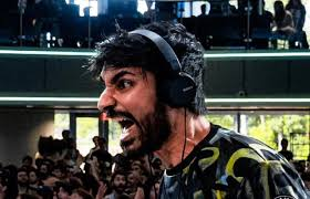 TODAY AT 4 PM EST 

COACHING THE KING OF SMASH <a href="/LiquidKen/">Ken Hoang</a> TO GRANDMASTER 

I WONT BE AS ANGRY AS I AM IN THIS PICTURE IM ACTUALLY REALLY CHILL WHEN I COACH