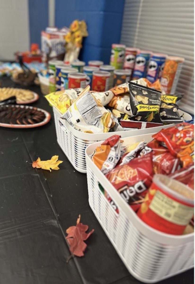 CoachSaraSears's tweet photo. Our @RMSRavens parents donated items for our field day hospitality room, and it made for a sweet treat to start off our fall break. Everyone got a full plate (or two...) because there was SO MUCH food. We are thankful for our stakeholders! https://t.co/ouC2JTSiuR
