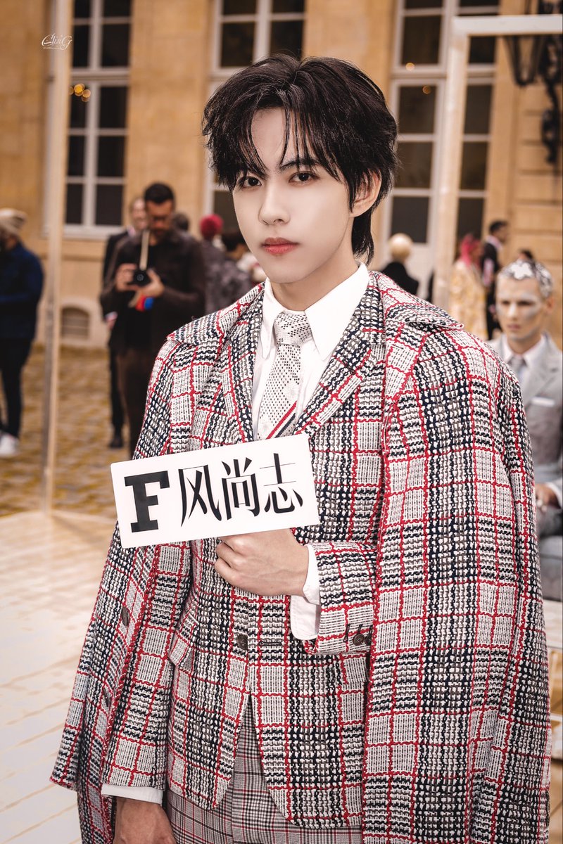 Dont stop trending 🫶🏻🐰
Let’s push our little prince on higher crown 👑 

#LiuxuanchengxThomBrowne 
#ThomBrowneSS26 
#LiuXuanChengParisFashionWeek