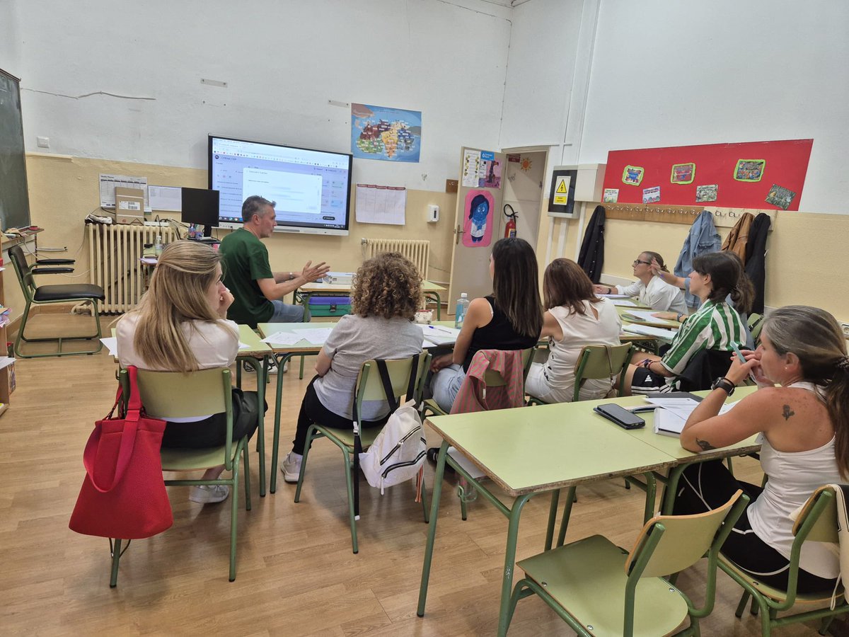 📚✨ El claustro del CEIP Santa Teresa apuesta por la formación docente.
Hoy se forma en #CompetenciaMatemática con Carmelo 🔢 aprendiendo nuevas estrategias para enseñar y disfrutar las matemáticas de forma significativa. 👏💡
#FormaciónDocente #CFIEÁvila