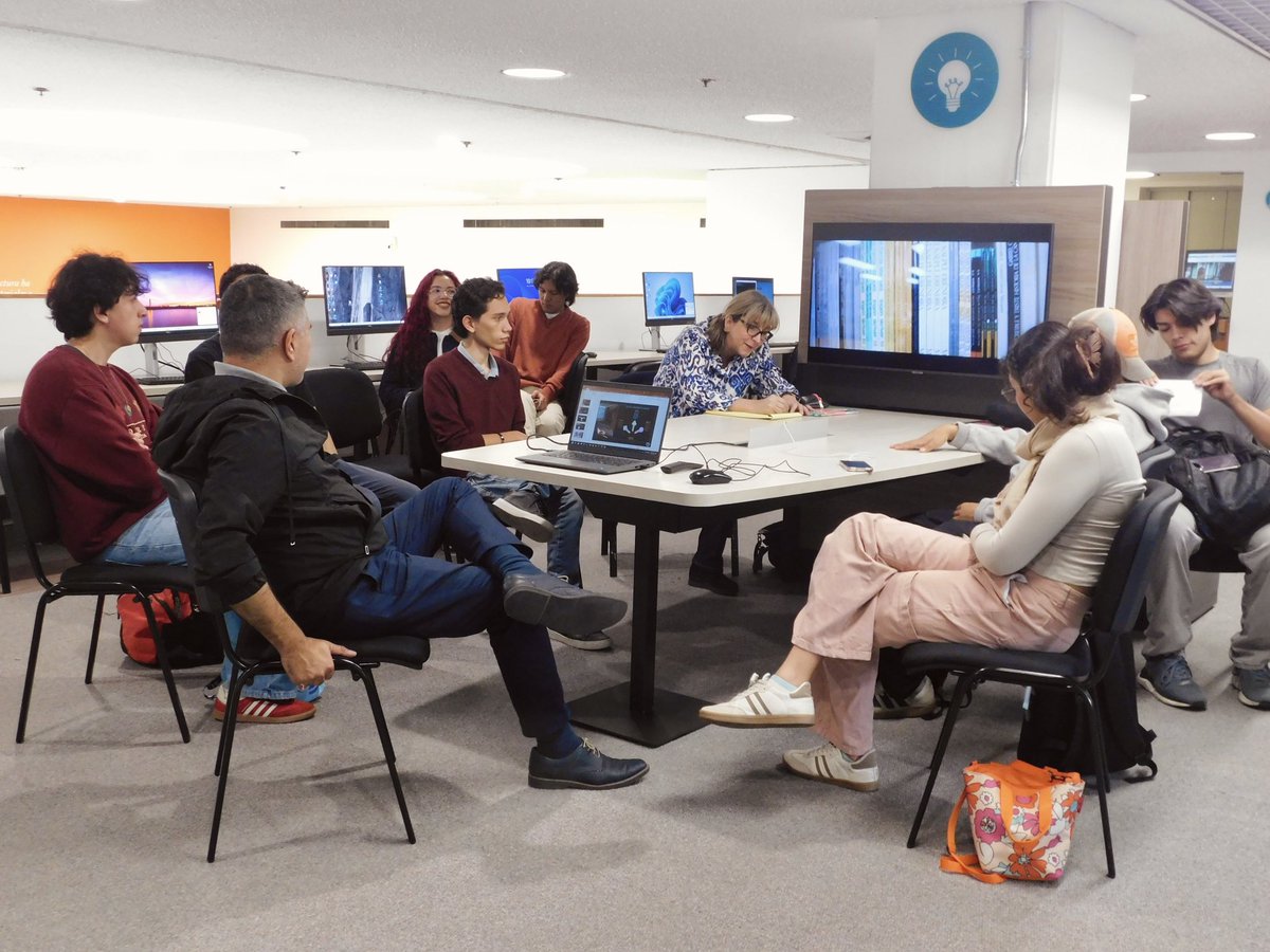 historia_ur's tweet image. 📅 El 25 de septiembre, estudiantes de Archivos y Documentos visitaron la @bibliotecaluisangelarango 📚 para conocer las colecciones fotográficas de la Sala de Libros Raros y Manuscritos y explorar la Biblioteca Virtual 💻✨ #Archivos #Historia #Fotografía