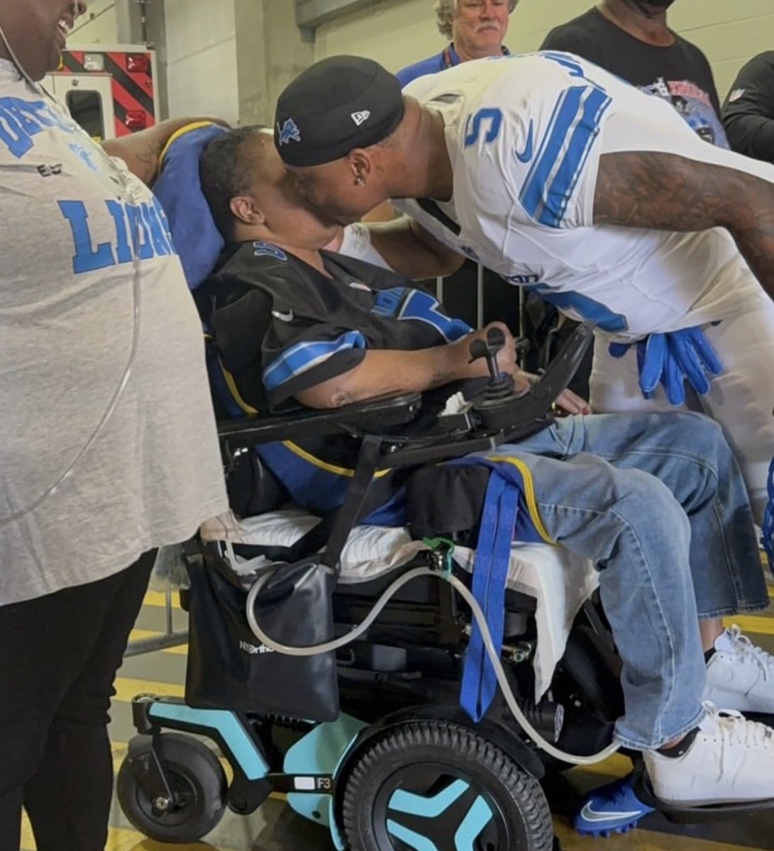 the_det_times's tweet photo. The Lions win yesterday was dedicated towards David Montgomery and his sister Kiki 💙 https://t.co/fyMbIKDzK3