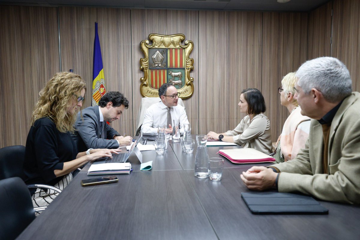 Treballem amb l’Associació de productors agrícoles i artesans d’Andorra per promoure els productes de qualitat fabricats amb matèria primera del país i per impulsar aquest sector referent de la nostra identitat.
<a href="/GovernAndorra/">Govern d'Andorra</a> #ProductorsAndorra