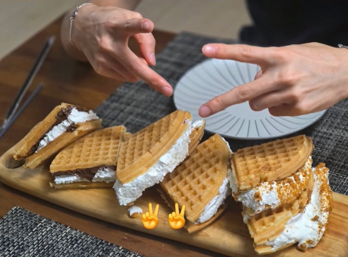 ソヒちゃんが22時半に晩御飯はサムギョプサルって報告くれてこれから(00:43)手作りワッフル🧇食べるみたい…可愛いTT ワッフルもヌテラ,メープル,キャラメルビスケットって3種の味準備されてて､ランチョンマットもひかれてて心に時間にゆとりあるチュソク休暇過ごしてるみたいでほっこり🌳🧸🎀