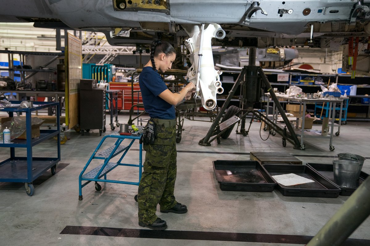 ForcesCanada's tweet image. Nous serons au Salon de l’emploi de Montréal les 8 et 9 octobre. C’est l’occasion d’échapper à la routine et d’entamer une carrière gratifiante et remplie d’aventures avec des avantages considérables, comme des études subventionnées! Plus d'info : ecarrieres.com/fr/evenements/…