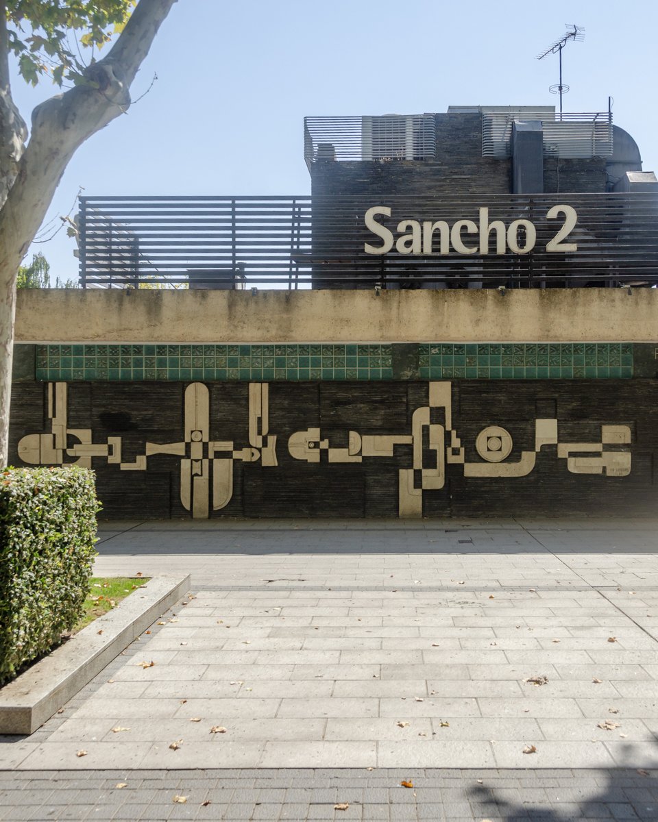 Juan de Andrés huyó de la dictadura cívico-militar de Uruguay y se estableció en Zamora entre 1977 y 1980. Una de las tres obras que dejó en la capital son estos relieves en hormigón sobre pizarra en @lamarina_sancho2.

📌 Restaurante La Marina Sancho2. Plaza de la Marina. Zamora