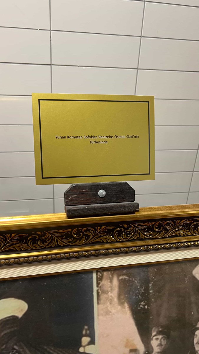 Bursa belediyesi bu fotoğrafı hangi niyetle sergiliyor?

Bursa işgalinde Osman Gazi’nin türbesine gelip 
“Biz geldik Osman! 
Kalk da ülkeyi kurtar” 
diyerek sandukayı tekmeleyen Yunan komutanı Venizelos'un fotoğrafı,
Bursa Büyükşehir Belediyesi sergisine konuldu.