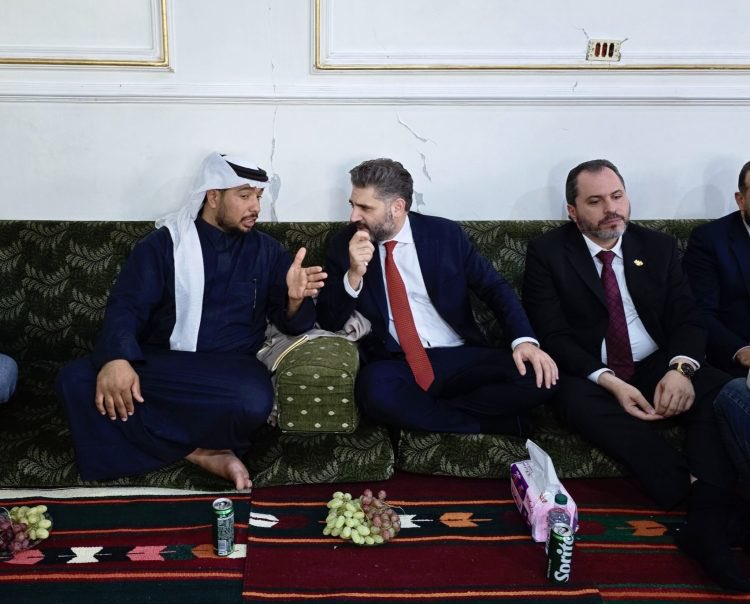 يمكن هي أكبر تكويعة مرقت من يوم التحرير!! 😂
بعد ما هللوا للارهابي قصي الشمري واعتبروه بطل الابطال عم يتبرأوا منه اليوم 😂😂😂
بس هاد أكبر تأكيد للبوست اللي كتبته من فترة، رح يجي يوم وتحاكم قوات الأمن أهل العشائر اللي نفّذوا أوامرهم وارتكبوا فظائع بالسويداء باسم مكافحة الارهاب.