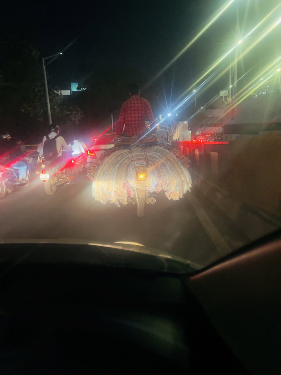 infosavvycs's tweet photo. @PuneCityTraffic Do you think this is a traffic violation?. Time 8:11 PM Place Sancheti Bridge, Date 6/10/2025. https://t.co/GVvv9SSNX8
