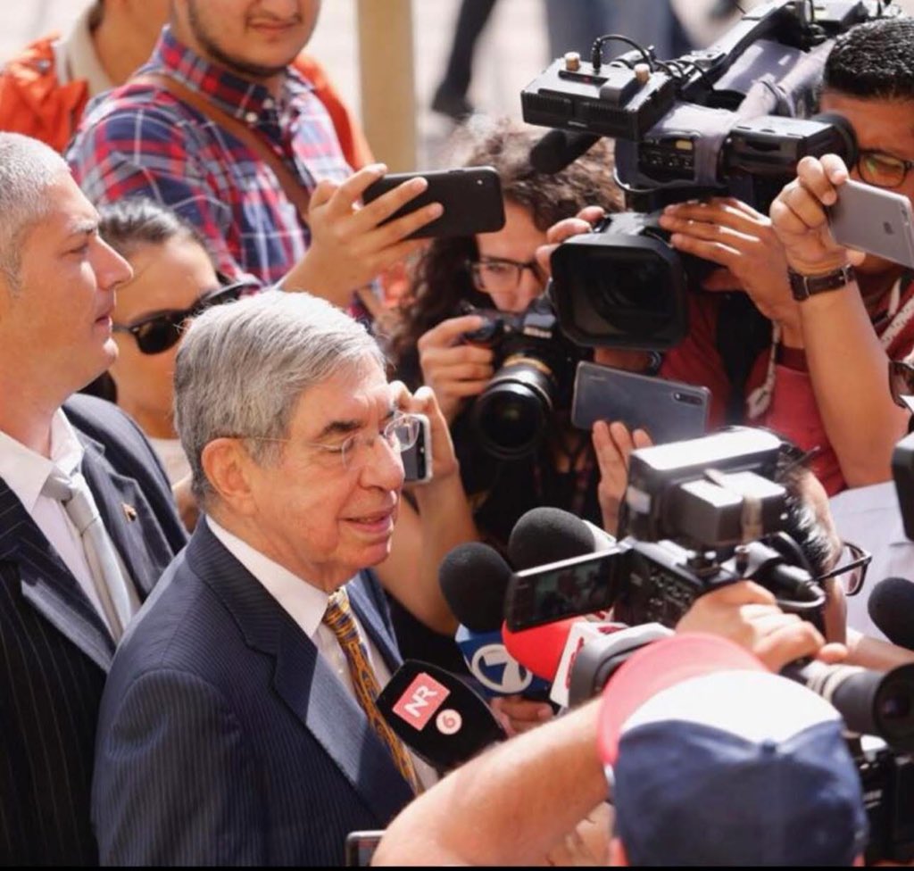 OraculodeCR's tweet photo. Oscar Arias colocando la primera piedra de una Casa Presidencial imaginaria en plena campaña electoral. Enero 2010. Y el TSE lo permitió. El irrespeto del Tribunal hacía los costarricenses es de antología. Corruptos todos !!!
- https://t.co/7p7SOyNcMJ