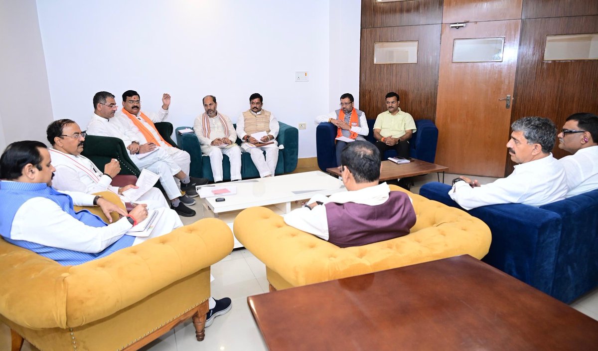 kpmaurya1's tweet image. रामदयालु नगर, मुज़फ्फरपुर में मिथिला एवं तिरहुत संभाग की संगठनात्मक बैठक में माननीय जनप्रतिनिधियों एवं वरिष्ठ पार्टी पदाधिकारियों के साथ संगठन की सुदृढ़ता तथा आगामी चुनावी रणनीति से जुड़े महत्वपूर्ण विषयों पर विस्तृत चर्चा की।