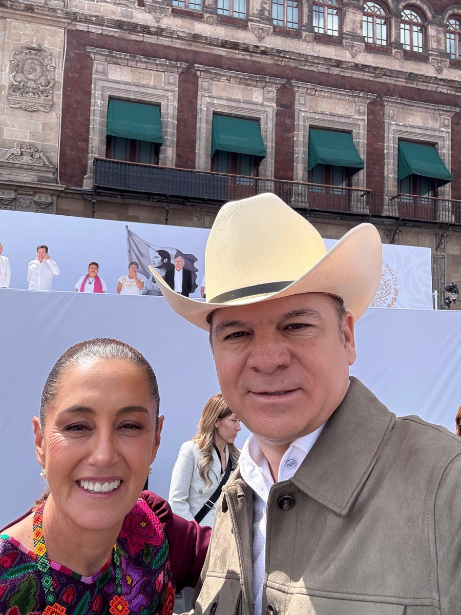 ivansottoh's tweet photo. A las 11:11 conéctense a las redes de #EnVivoTV. Están buenos los temas:
😱 Claudia no es la misma… Adán y Andy lo saben / Staff financiero de JREH a prisión / Cae “Don José” en Durango
👉 En el #NotiShorts de hoy:
🔴 La presidenta Claudia Sheinbaum, a un año de su gobierno, muestra que no piensa repetir los errores del pasado. Ricardo Monreal lo resume así: “encorraló” a la plana mayor de Morena para limpiar la casa, aunque los lopezobradoristas se sientan perseguidos.
⚖️ También analizamos por qué se dieron hasta ahora las detenciones de exfuncionarios de Finanzas en el gobierno de José Ramón Enríquez. ¿Quién movió las piezas?
🚔 Y Omar García Harfuch presume en sus redes dos golpes fuertes a la delincuencia organizada en Durango: 6 detenidos y la captura de “Don José”, líder de una célula dedicada al secuestro y tráfico de personas.
💗 En la #Guillotina Podcast platicamos con Martha Ramírez, jefa de Políticas en Salud Pública, sobre la prevención y detección temprana del cáncer de mama.
🛠️ Y también en la #Guillotina, charla con Felipe Cortez Aragón, nuevo director de Servicios Públicos Municipales en Durango.
🎙️ Iniciamos el Portal 11:11 de hoy lunes 6 de octubre de 2025, por la multiplataforma de #EnVivoTV. Conducen IVÁN SOTO y HÉCTOR SOTO.
#Durango #ClaudiaSheinbaum #NotiShorts #GuillotinaPodcast #IvánSotoEnVivo #HéctorSotoEnVivo