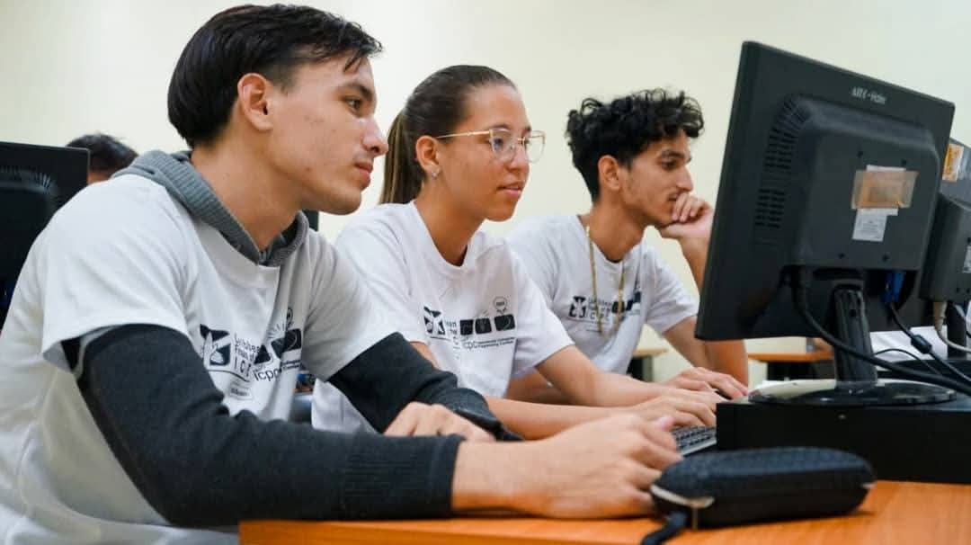 NelsonF01511077's tweet image. Estudiantes de diversos centros educacionales del país participaron en el Concurso Internacional Universitario de Programación #ICPC2025, donde se pusieron a prueba habilidades en programación, algoritmia  y trabajo en equipo.
Felicitaciones a los clasificados.