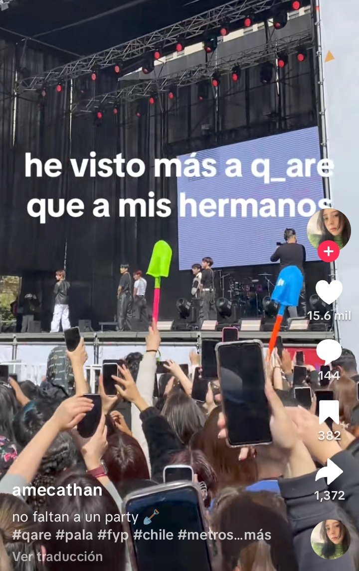 satelitechino's tweet image. las fans de q_are usan palas plásticas como lightsticks 😭