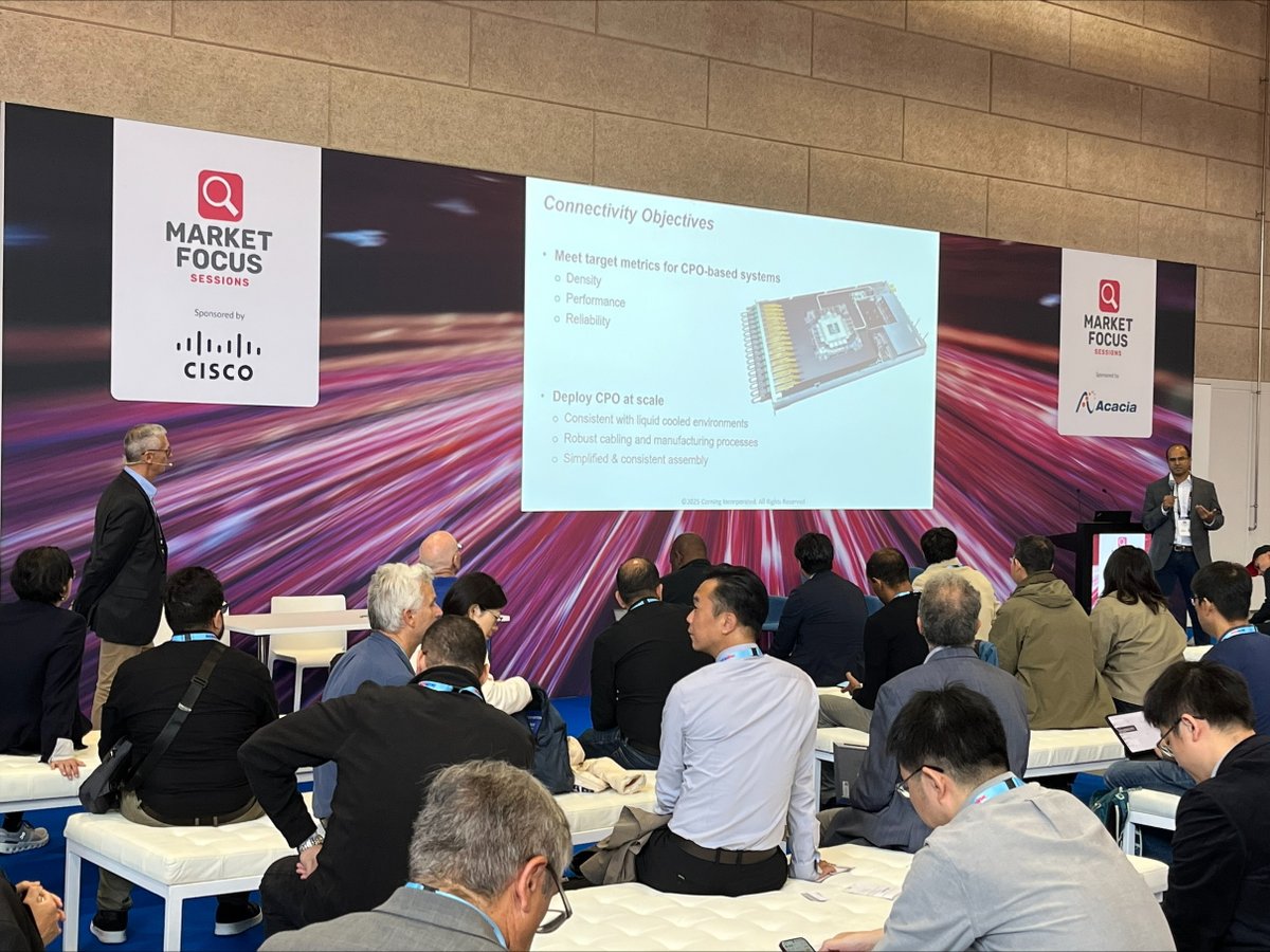 BroadcomSwitch's tweet image. 🚀 Broadcom&apos;s Solutions Architect Anand Ramaswamy joined forces with Corning Optical Communications&apos; Benoit Fleury at #ECOC2025 to share insights on co-packaged DR-enabled Optical Engines. #CPO #Optics