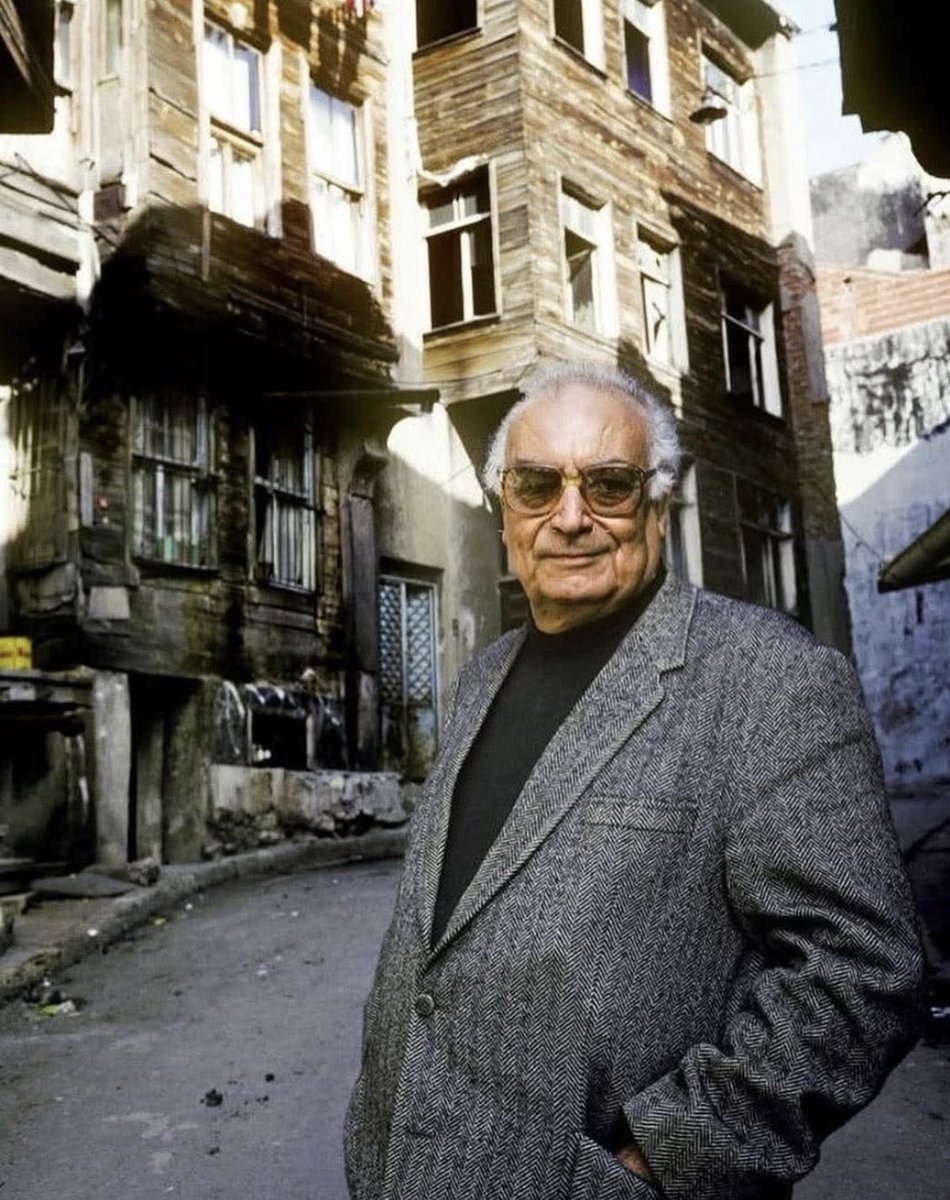 "İnsan düşleri öldüğü gün ölür."

İyi ki doğdun büyük usta.
Saygı,sevgi ve özlemle anıyorum.
#YaşarKemal