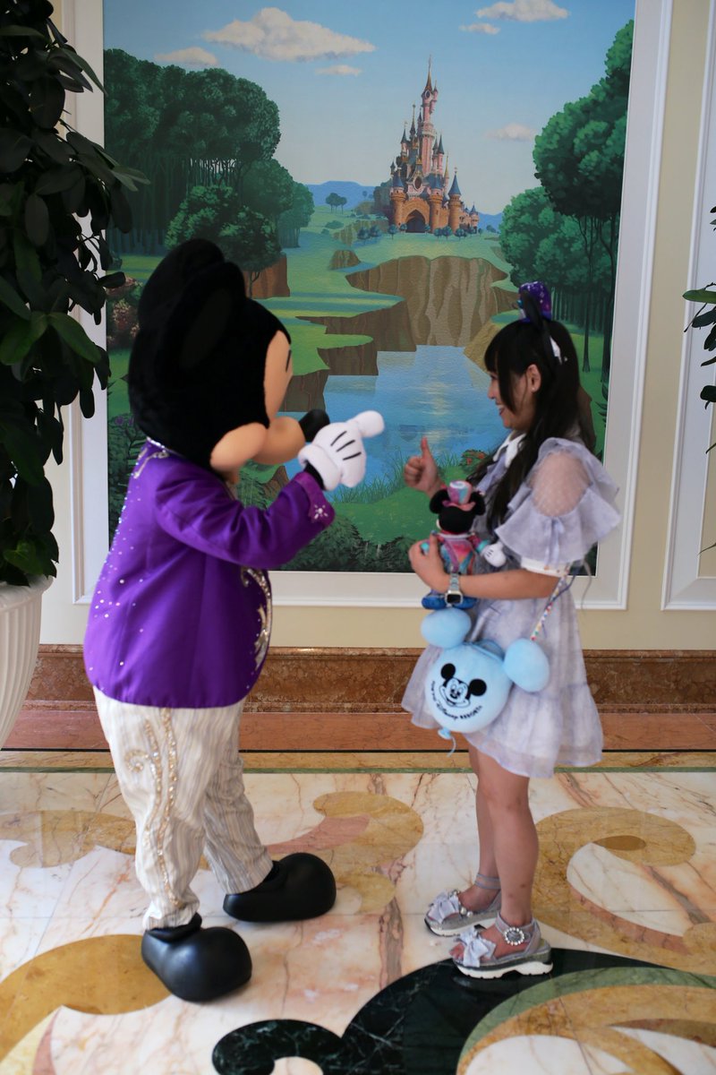 Miku__Mickey's tweet photo. 新商品スタバxHKDL20周年コラボのタンブラー可愛すぎ🤦‍♀️
ランホのホテルアクティビティに参加したんだけどミッキーに今日帰る🥲っていったら覚えておくからまた来いよ✈️って😭帰る時もウチらしかいなくてロミジュリごっこしちゃった😭💜😭
ランホとロッジのツアーもやったよ！
#MIKU__Mickey202509HKDL https://t.co/pAsFsGxGik
