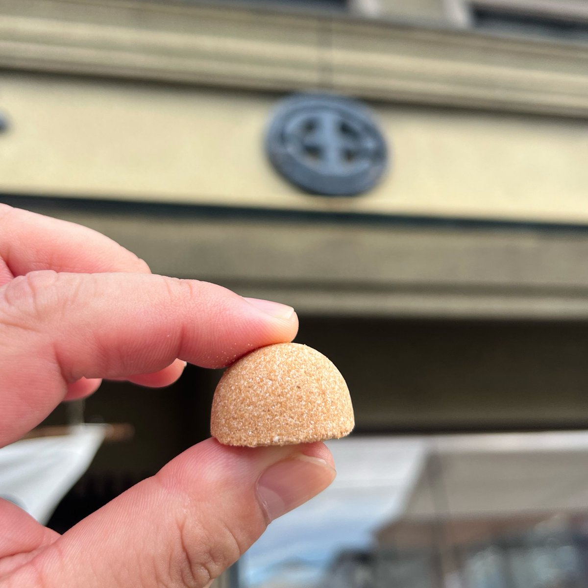 wagashibuyer's tweet image. #菓子案内

#本家玉壽軒 さんにも立ち寄る。冬にご案内した時には、注文を受けてから蒸しあげる銘菓『#高砂饅頭』をご紹介しましたけれども、この時期はもちろん製造していません。僕は毎年冬の楽しみにしております。

斜向かいの #鶴屋吉信…