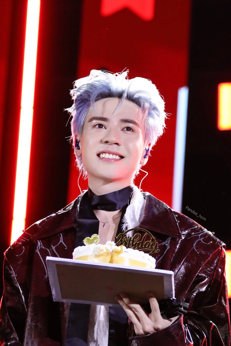 mydearmasterd's tweet photo. Happy Birthday 🎂🎉
Chúc mừng sinh nhật Hùng iu nhaaa. Chúc H tuổi mới có thật nhiều sức khoẻ và tràn ngập niềm vui. Sweet tuổi 23 nha chàng trai. Muzik yêu Hùng 💖

HAPPY MASTERD DAY
#QuangHungMasterD
#MasterDDay
Cre pic: @Pandas_hcm https://t.co/8O3AhazVXQ