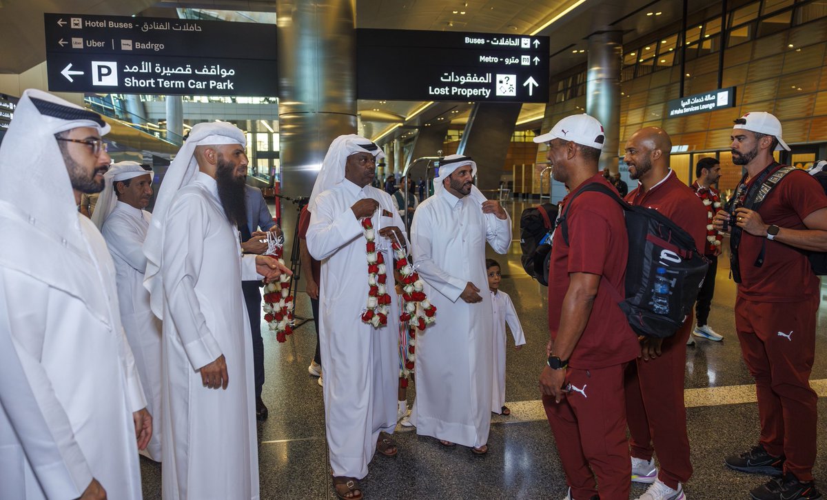qatarathletics's tweet photo. استقبال الأبطال بالورود في مطار حمد الدولي 🏅🇶🇦

📸 توج أدعم ألعاب القوى بلقب بطولة غرب آسيا الثالثة للشباب في بيروت بعد تصدره الترتيب العام بـ 23 ميدالية ملونة (11 🥇 ذهبية – 8 🥈 فضية – 4 🥉 برونزية).

🎉 رئيس الاتحاد القطري محمد عيسى الفضالة استقبل الأبطال في مطار حمد الدولي مهنئًا بهذا الإنجاز التاريخي الذي يؤكد تطور أم الألعاب القطرية ويمهد لمستقبل واعد لجيل جديد من الأبطال 🤝

#TeamQatar | #ألعاب_القوى | #غرب_آسيا