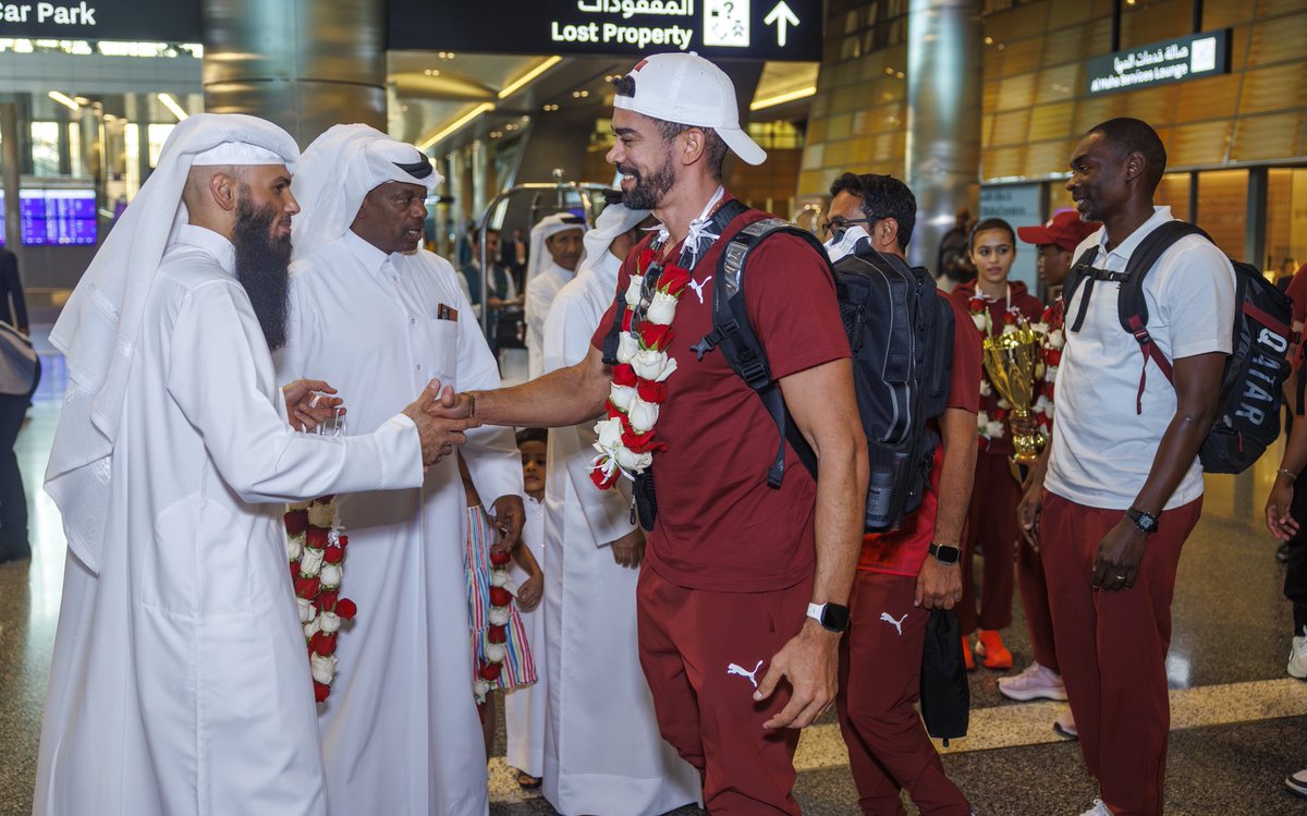 qatarathletics's tweet photo. استقبال الأبطال بالورود في مطار حمد الدولي 🏅🇶🇦

📸 توج أدعم ألعاب القوى بلقب بطولة غرب آسيا الثالثة للشباب في بيروت بعد تصدره الترتيب العام بـ 23 ميدالية ملونة (11 🥇 ذهبية – 8 🥈 فضية – 4 🥉 برونزية).

🎉 رئيس الاتحاد القطري محمد عيسى الفضالة استقبل الأبطال في مطار حمد الدولي مهنئًا بهذا الإنجاز التاريخي الذي يؤكد تطور أم الألعاب القطرية ويمهد لمستقبل واعد لجيل جديد من الأبطال 🤝

#TeamQatar | #ألعاب_القوى | #غرب_آسيا