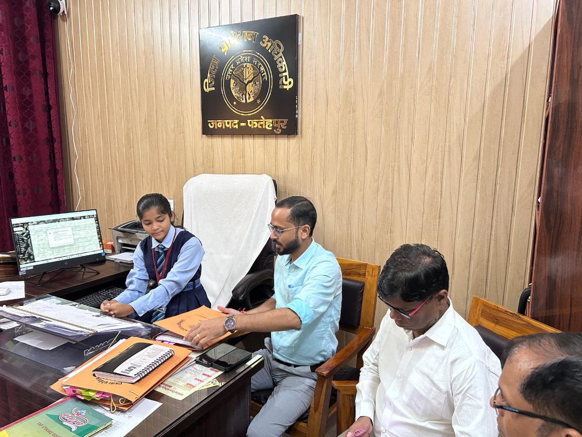 शासन की मंशा के अनुरूप  मिशन शक्ति फेज-5.0 अभियान के अन्तर्गत महिलाओं एवं बच्चों की सुरक्षा,सम्मान एवं स्वावलम्बन पर आधारित विशेष अभियान के अन्तर्गत आज विकास भवन एवं कलेक्ट्रेट स्थित विभिन्न कार्यालयों में जनपद में हाईस्कूल एवं इण्टरमीडिएट की परीक्षाओं में उत्कृष्ठ प्रदर्शन करने