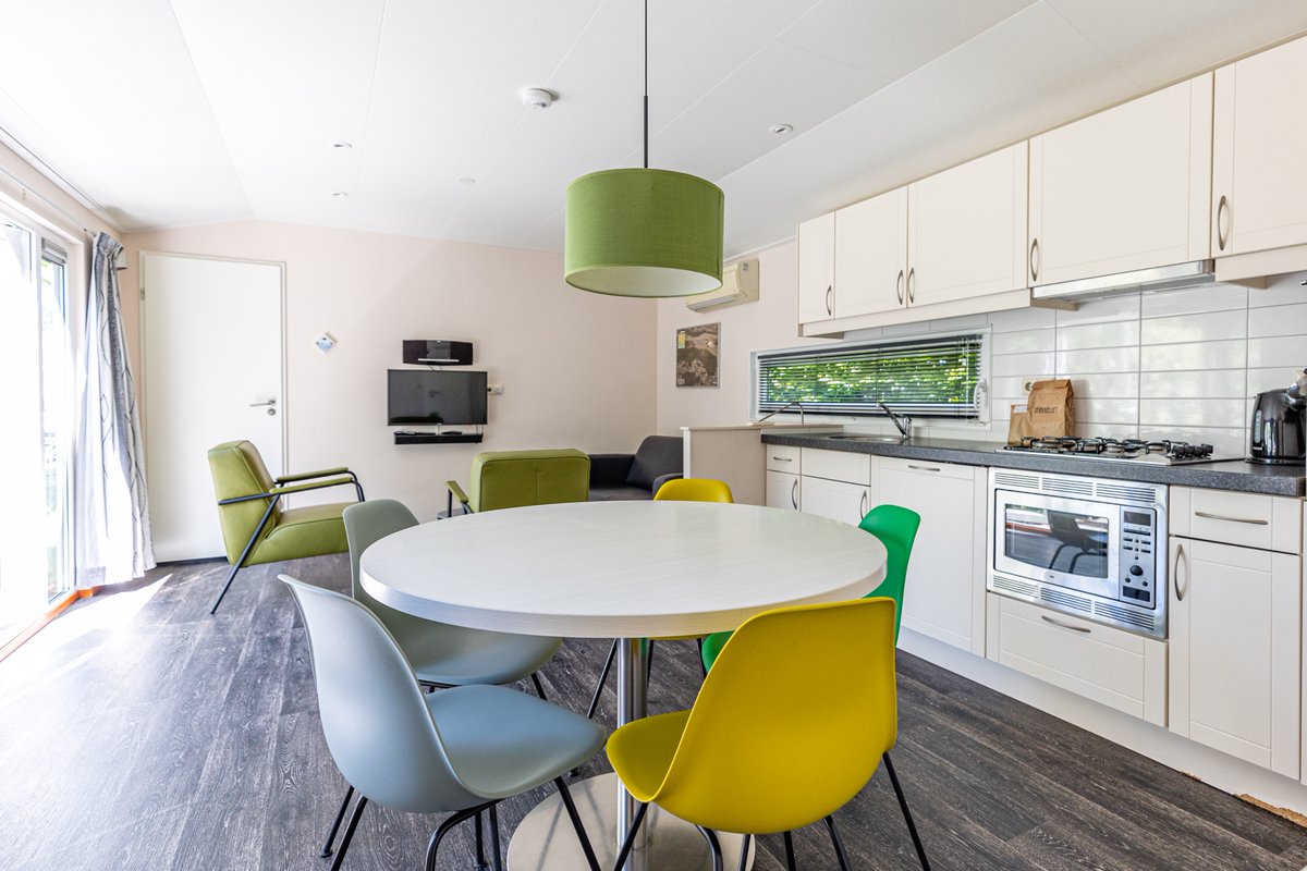 🏡 Gezellig weg met het gezin of samen met vrienden? Onze Duinbungalows op Vakantiepark De Riesen bieden plek aan 5 personen en hebben 2 badkamers. Kom genieten van comfort en samen zijn op het eiland! 🌿