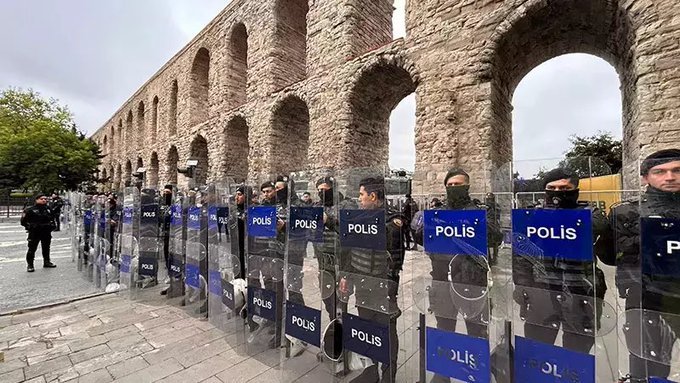 Polis meslek Kanunu
➡️Sendika
➡️Fazla Mesai Ücreti
➡️Gece Tazminatı
➡️İntihrların önlenmesi
➡️12/36 çalışma sitemi
➡️İkinci Şark 

#PolislerSoruyor
