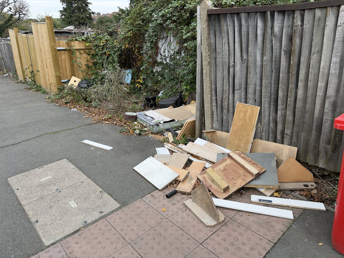 Reported 2 flytips to Merton last week. None fixed yet! All using new reporting method. <a href="/Merton_Council/">Merton Council</a> <a href="/rossgarrod/">Ross Garrod</a> <a href="/Siobhain_Mc/">Siobhain McDonagh</a>